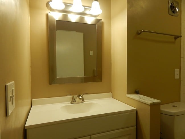 Bathroom Light Fixtures Nashville Tn belmont place apartments rentals - nashville, tn | apartments Bathroom Light Fixtures Nashville Tn belmont place apartments rentals - nashville, tn | apartments