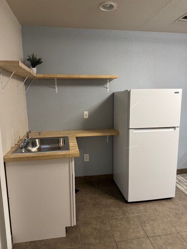 Building Photo - 938 E Amelia Ave