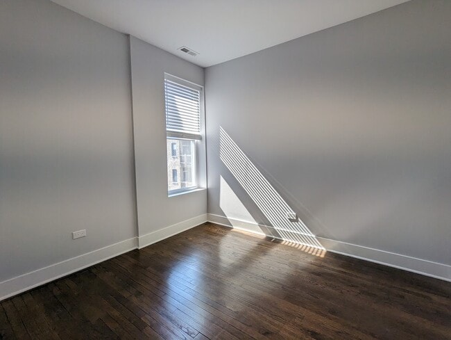 Building Photo - 2171 W Wilson Ave