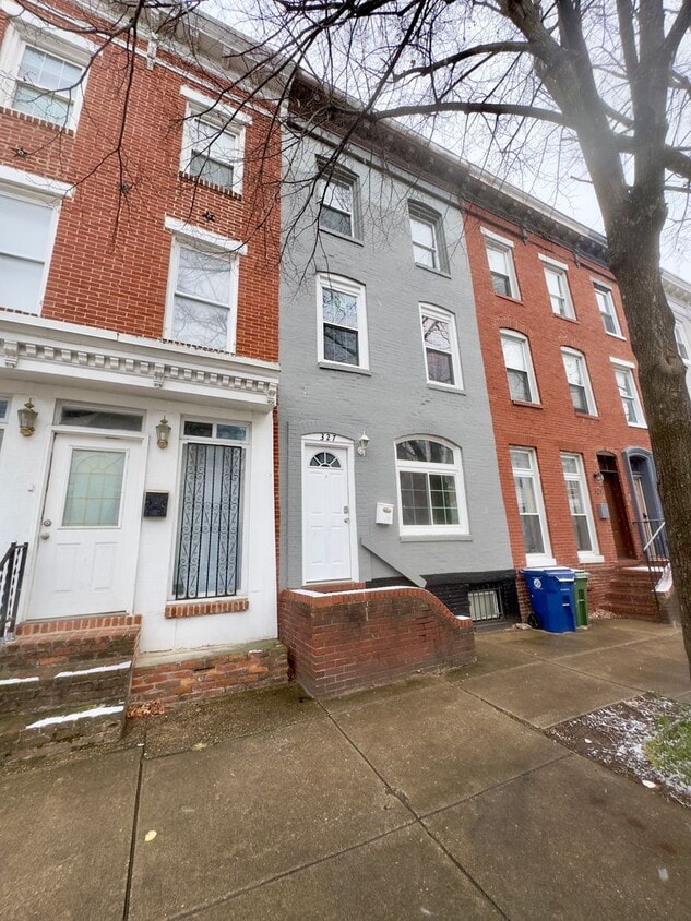 Foto principal - Charming 2 Bedroom/2 Bathroom Townhome in Barre Circle, MD!