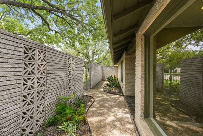 Foto del edificio - 4942 Cherry Hills Dr