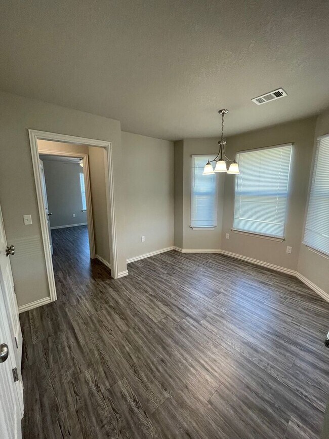 Building Photo - Close to school/ Granite countertop