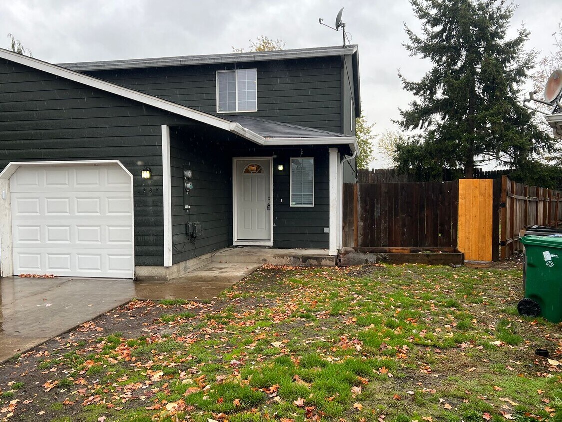 Foto principal - Freshly updated 3 bedroom 1 1/2 bathroom d...