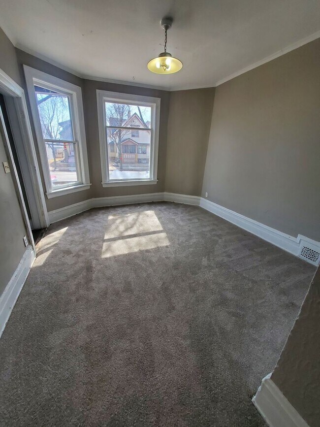 Foto del edificio - 2458-2460 W Juneau Ave.