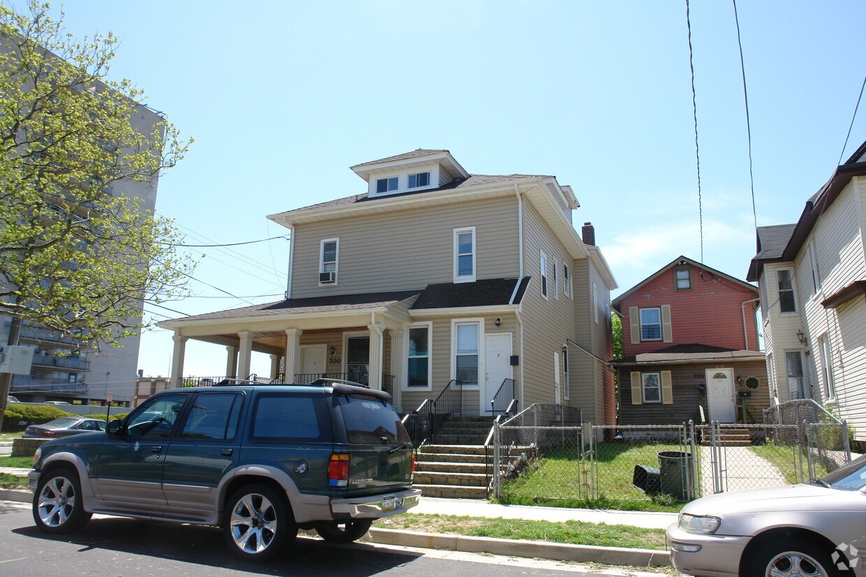 Building Photo - 520 Sewall Ave