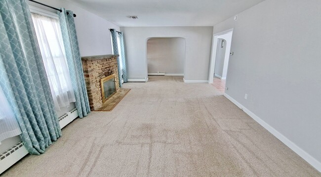 Building Photo - 3 Bed / 1-1/2 Bath Single Family Home w/2-car garage