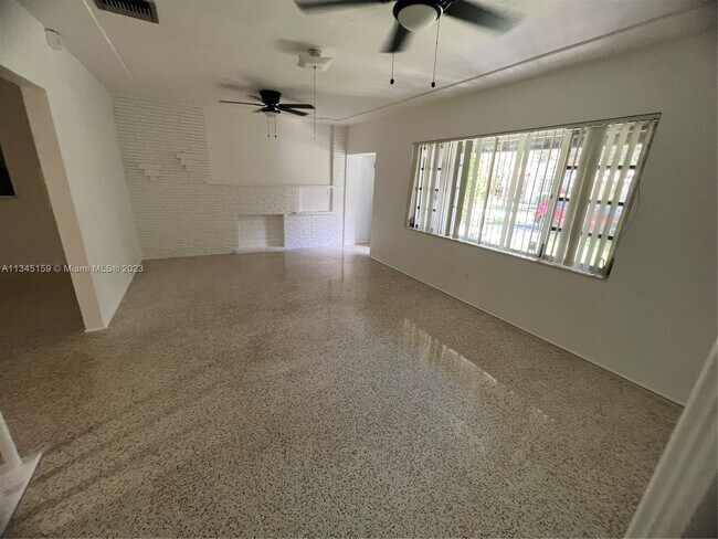Building Photo - 518 Giralda Ave