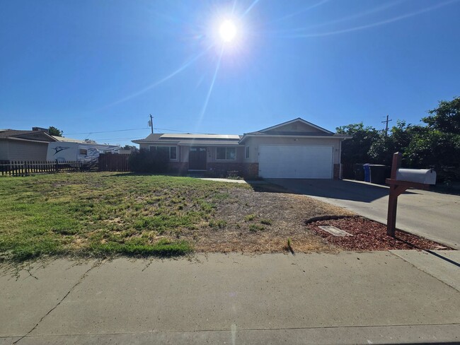 Building Photo - 3 BR 2 BA Available Now