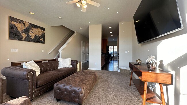 Foto del edificio - Amazing Location - Downtown Modern Living: 4 Bed 4 Bath!