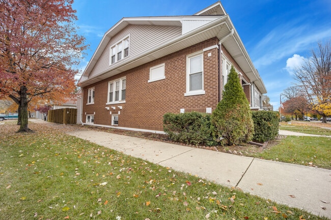 Building Photo - 5058 W Carmen Ave