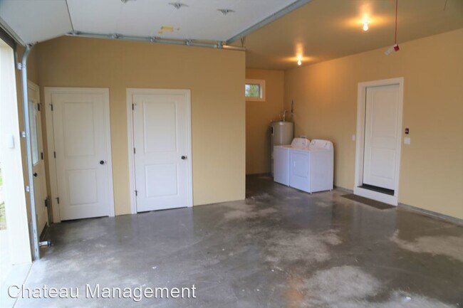 Building Photo - 5 br, 6 bath House - 1210 SE Crystal Lake Dr.