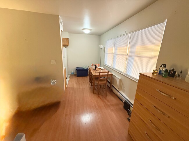 Building Photo - 202 12th St