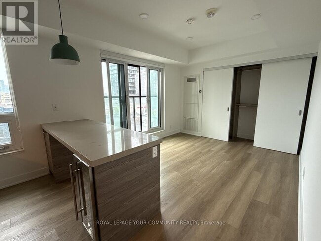 Building Photo - 484 Spadina Ave.