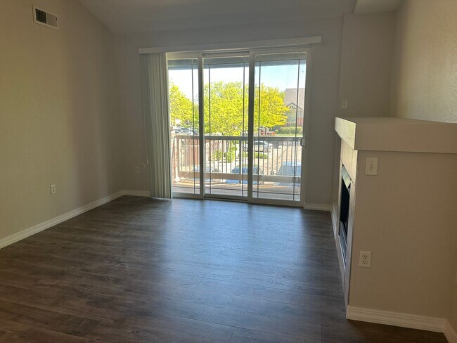 Foto del edificio - Updated upper floor condo with great south...