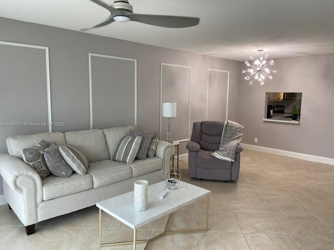 Foto principal - 8340 Sands Point Blvd