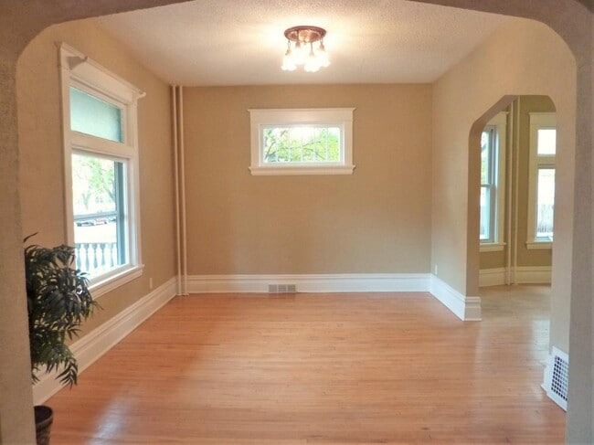 Building Photo - 738 Magnolia Ave E