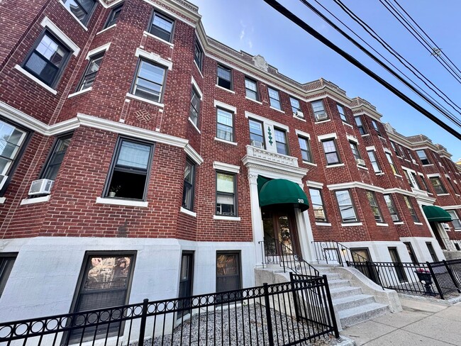 Building Photo - 2Br/1Bth Great location, Brookline line, Laundry in building! Parking available! Walk to Green Line
