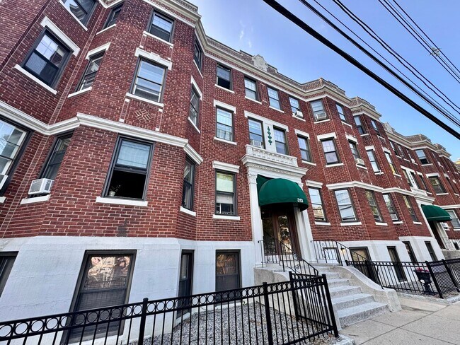 Foto del edificio - 2Br/1Bth Great location, Brookline line, Laundry in building! Parking available! Walk to Green Line