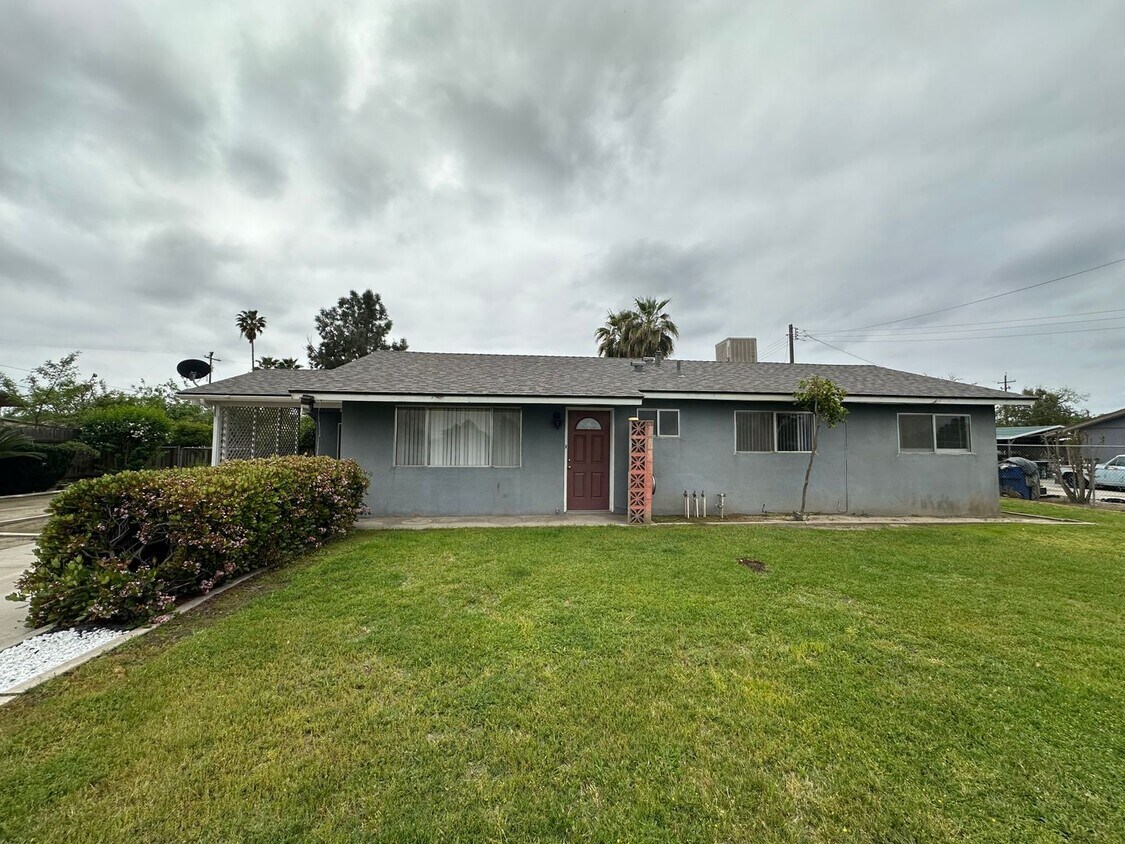 Primary Photo - 5 Bedroom 2 1/2 bath