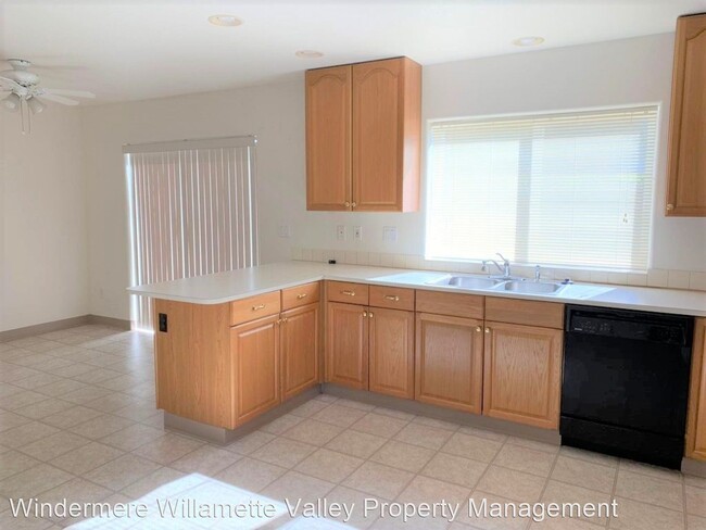 Foto del edificio - 4 br, 2.5 bath House - 328 NE Carmen Place