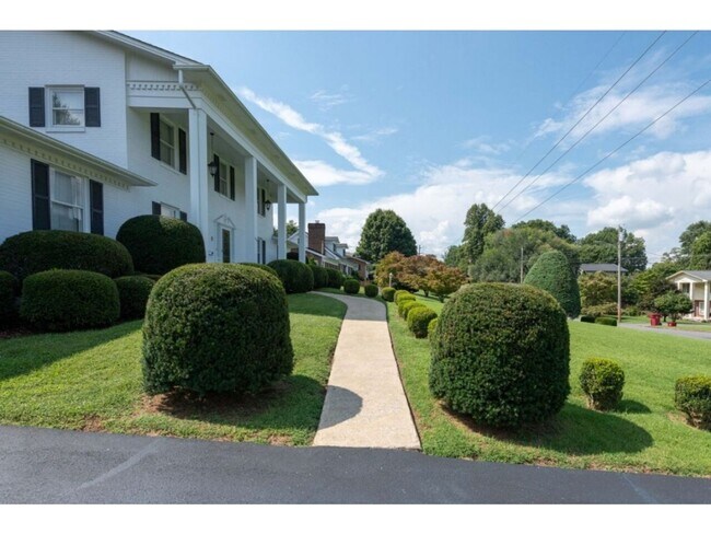 Foto del edificio - Beautiful 4-Bedroom/2.5 Bath Single-Family Home in Great Neighborhood in Johnson City, TN, with d...