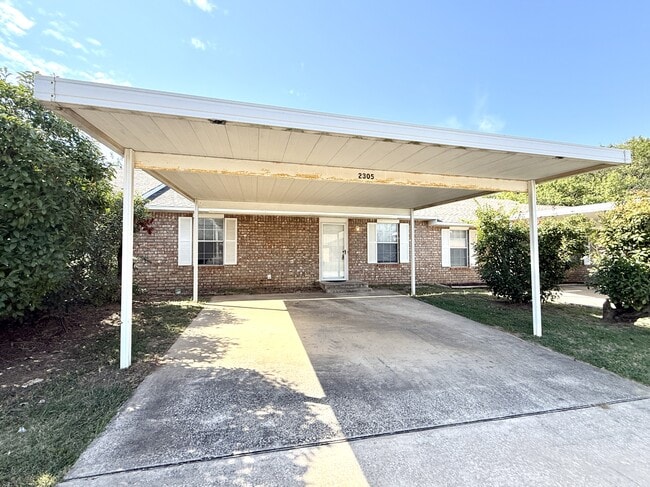 Building Photo - 2305 Cimmaron Dr