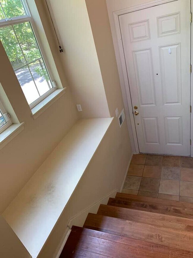 Foto del edificio - Spectacular 2 BD* 2BA* Townhome Located In...