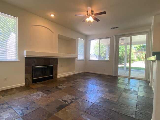 Building Photo - Roseville home close to shopping & area park