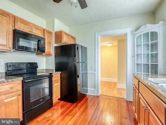 Building Photo - 915 Berryville Ave