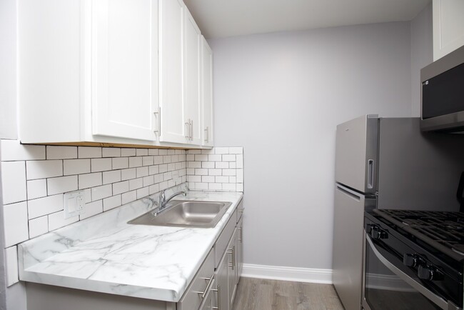 Building Photo - 4241 N Kenmore Ave