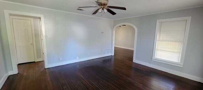 Building Photo - 206 Mistletoe Dr