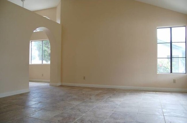 Building Photo - 567 Le Harve Ave