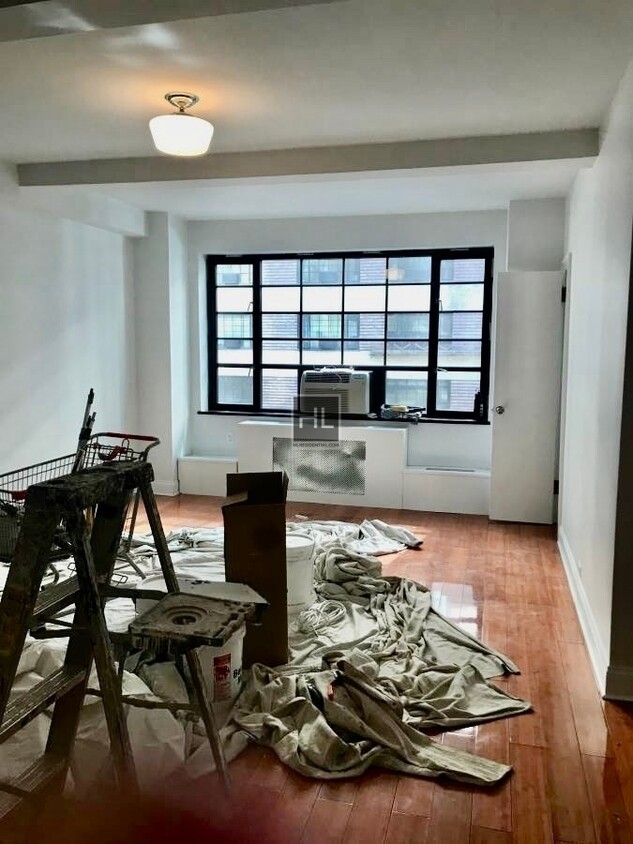 Primary Photo - 310 E 44th St