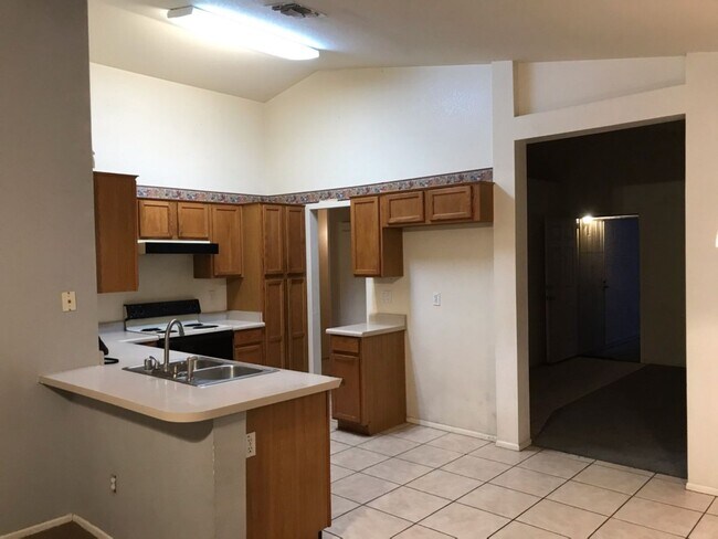 Building Photo - 3 bed 2 bath Camelback & 83rd Ave