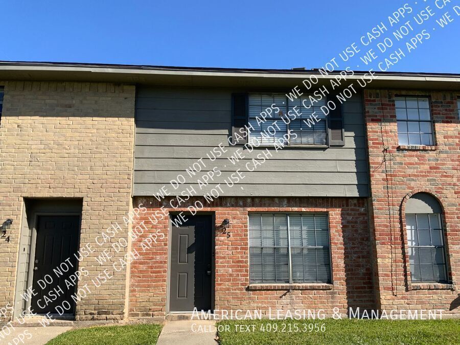 Foto principal - Spacious 2 Bedroom Townhome with Fireplace!