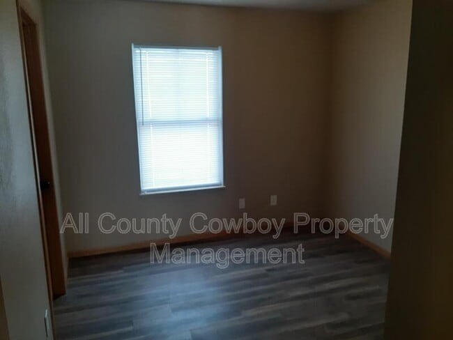 Building Photo - 535 E Mitchell St