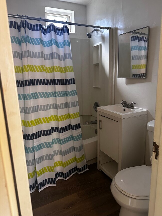 Baño - 2405 Lincoln Ave