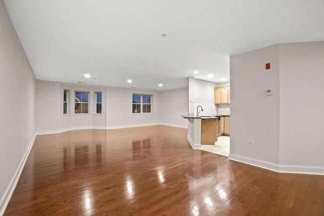 Building Photo - 120 Wyllis Ave