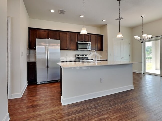 Building Photo - 1045 Island Pond Dr