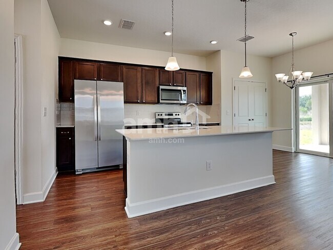 Foto del edificio - 1045 Island Pond Dr