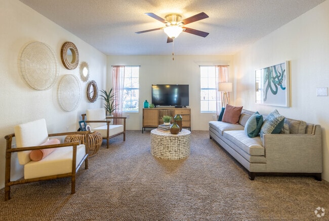 1BR, 1BA - 639 SF - The Crest