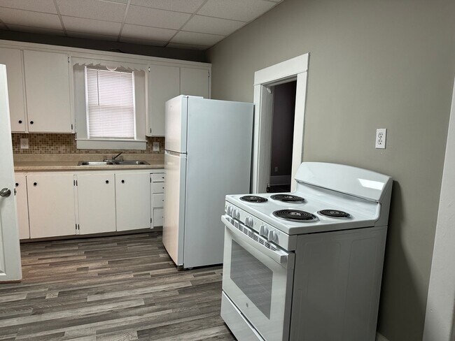 Building Photo - Newly Remodeled! 2bed 1bath