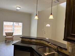 Building Photo - 2865 Westhollow Dr