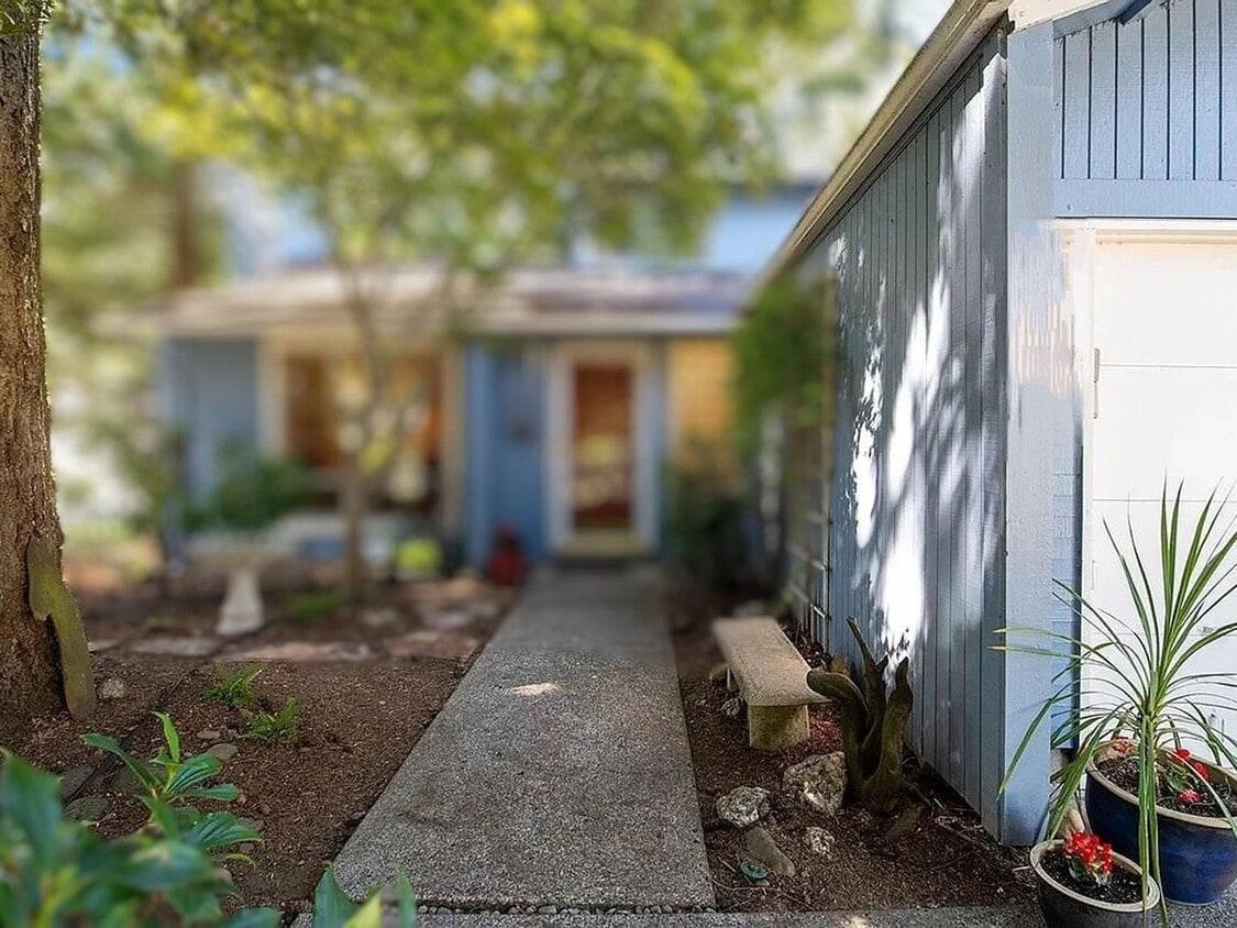 Primary Photo - 4 Bedroom Single Family Home in Vancouver