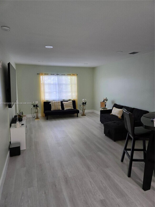 Foto del edificio - 251 NE 187th St