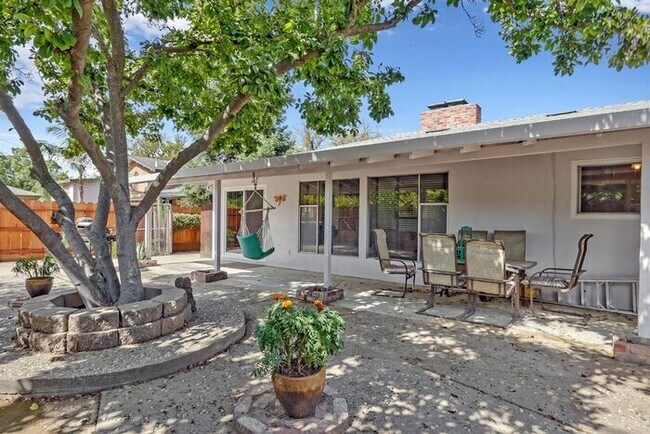 Building Photo - Modesto Sharp 3 Bedroom 2 Bath Single Stor...