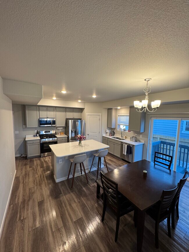 Shared Kitchen - 7718 Sun Shimmer Vw