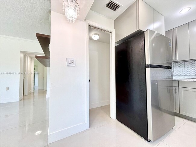 Building Photo - 15391 S Dixie Hwy