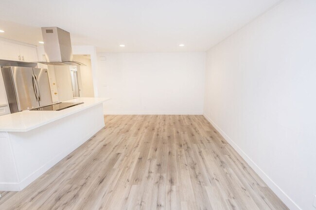 Foto del edificio - Spacious 1BR/1BA condo with patio and parking! Lake Murray Area $2195.00