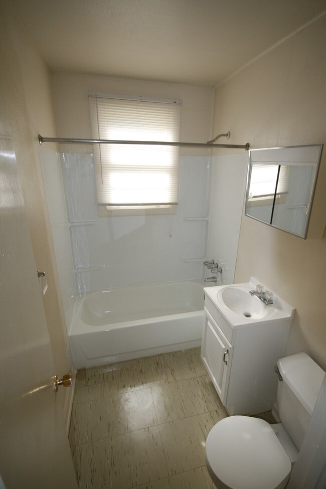 Building Photo - 2300 Rose Dr